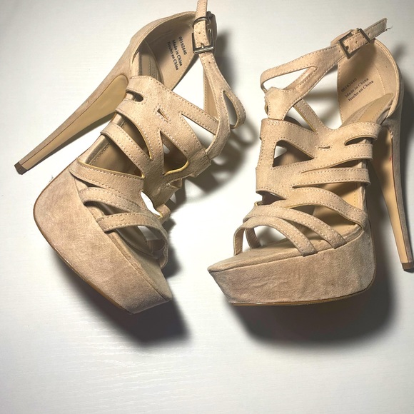 HP✨Nude Heels - Picture 4 of 6